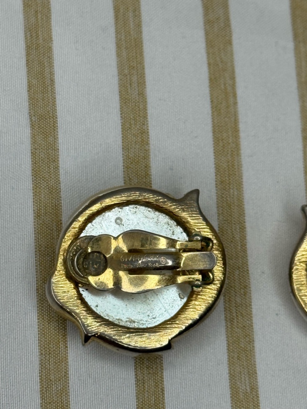 Vtg Givenchy Earrings, Large Faux Baroque Pearl Clip Earrings Gold Tone Vintage - Picture 6 of 7